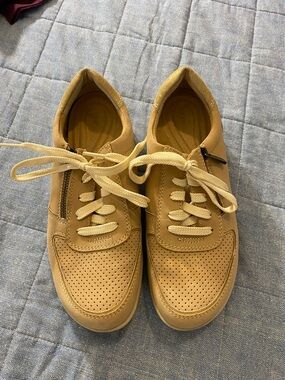 Aetrex NWOT Leather Arch Support Tan Perforated Lace-Up Sneakers